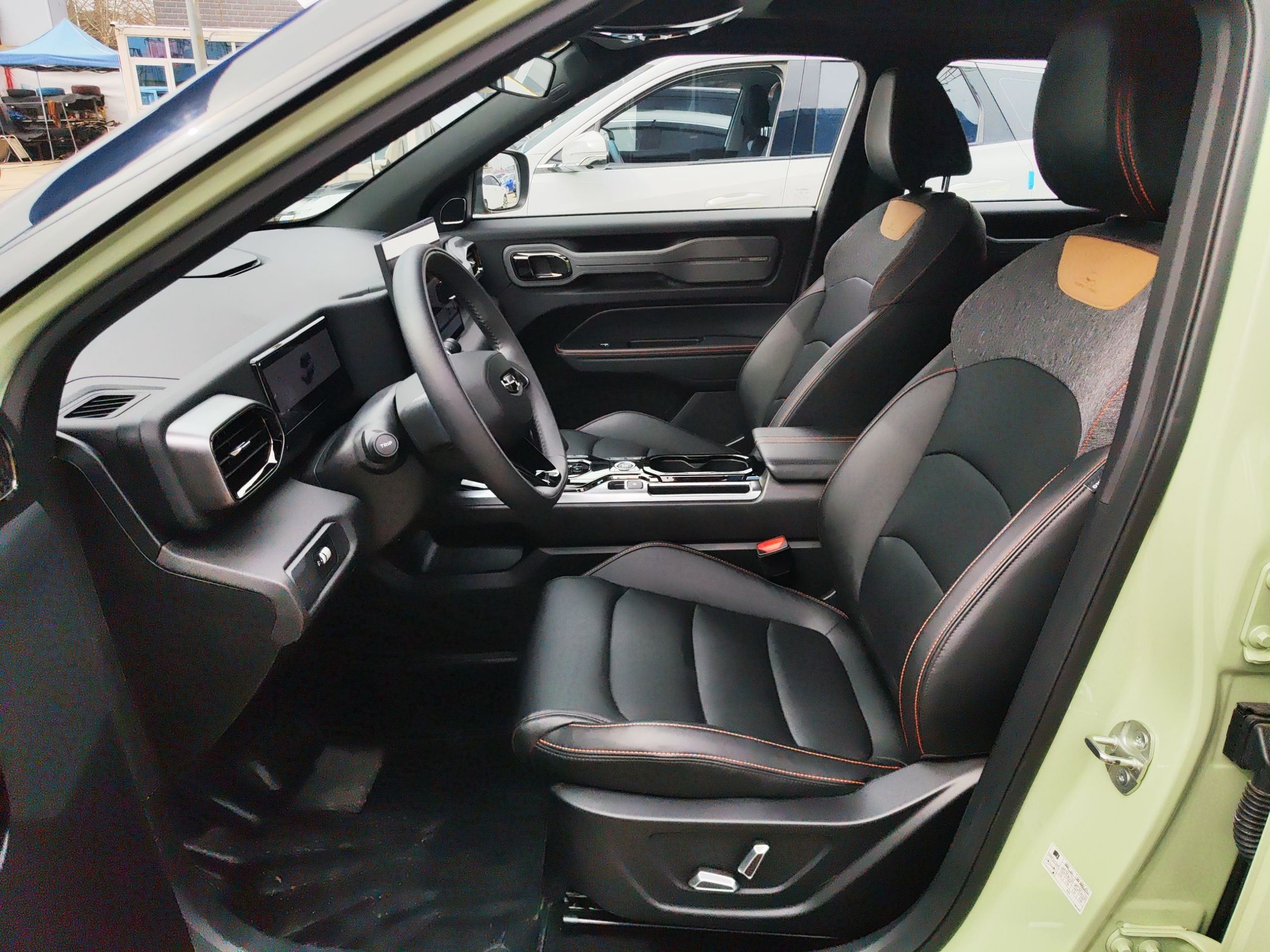 المقاعد الأمامية داخل السيارة