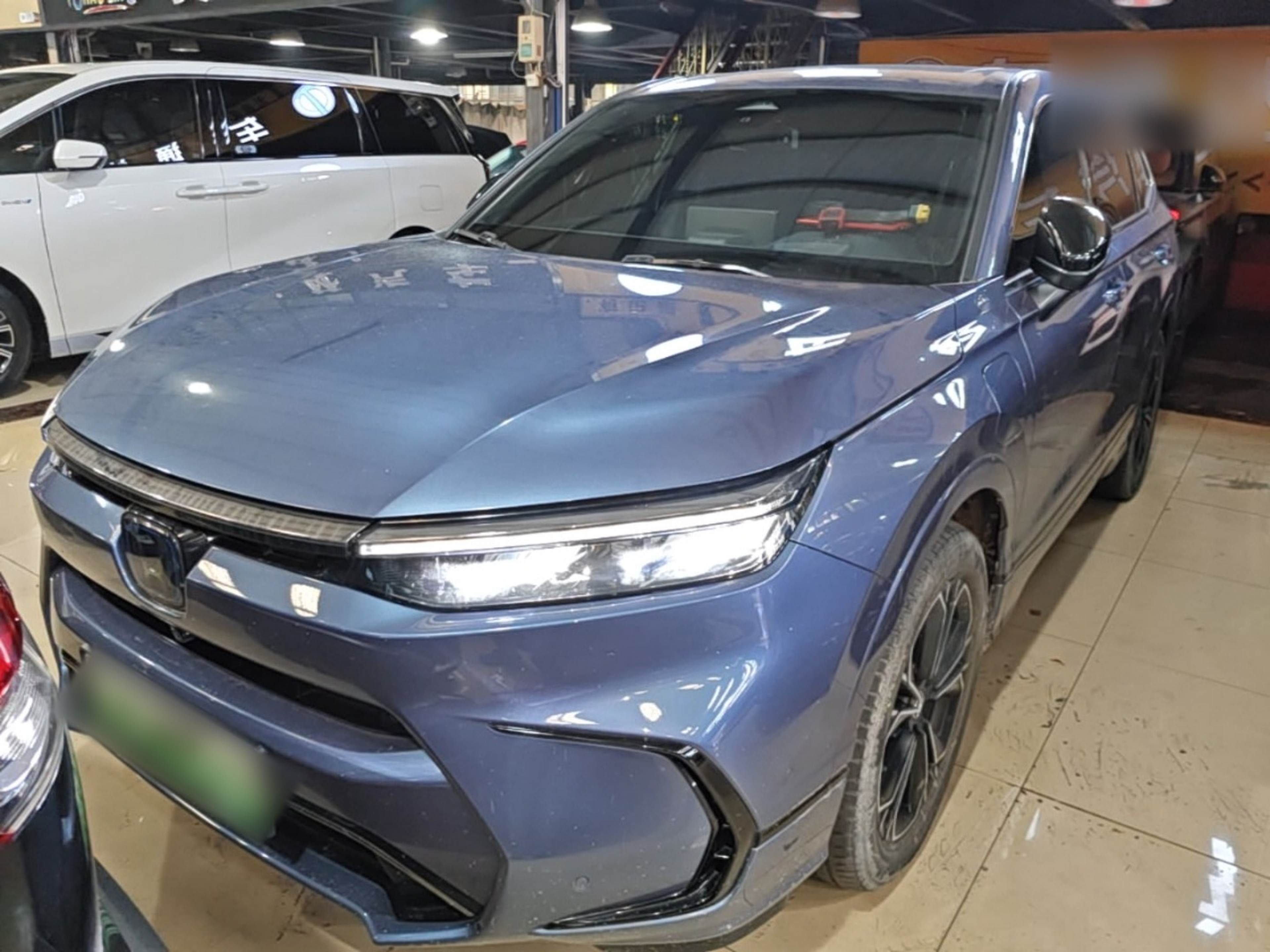 Под передней частью автомобиля
