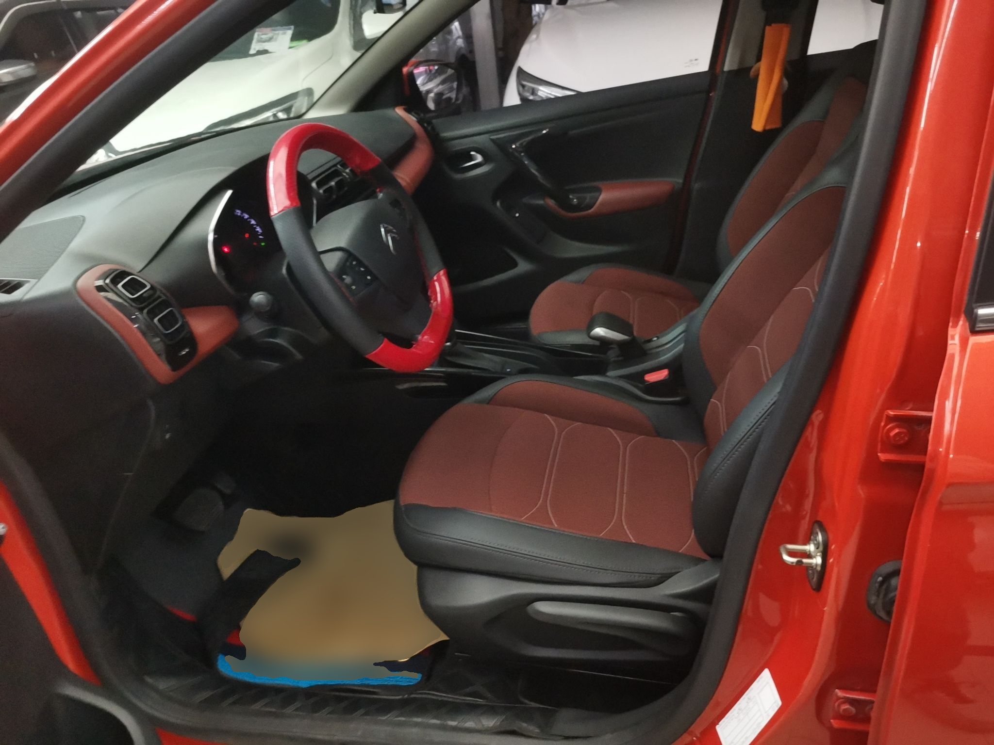 المقاعد الأمامية داخل السيارة