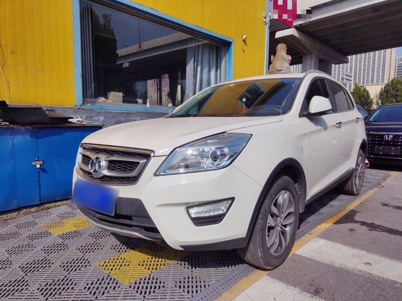 تحت مقدمة السيارة