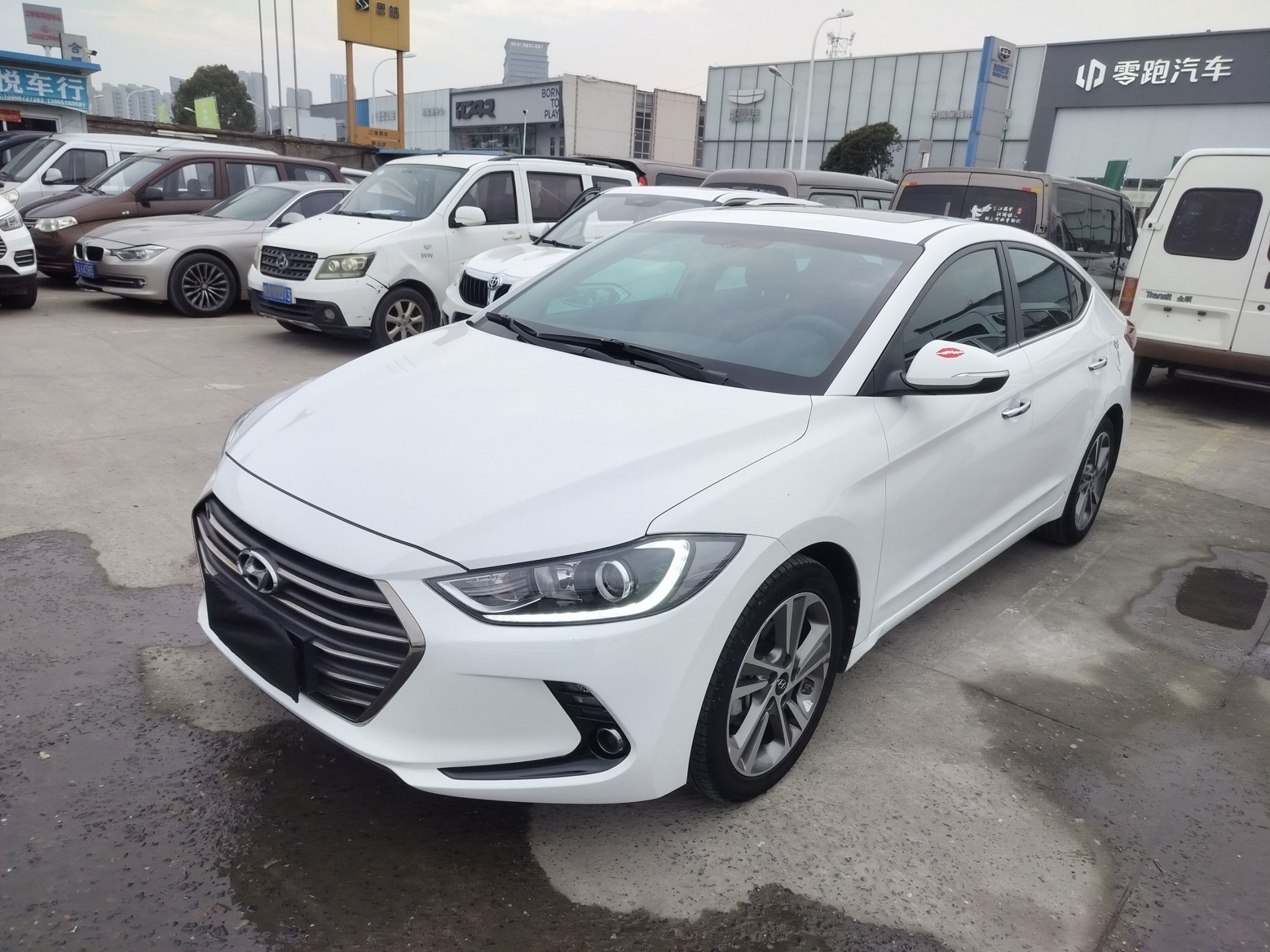 تحت مقدمة السيارة