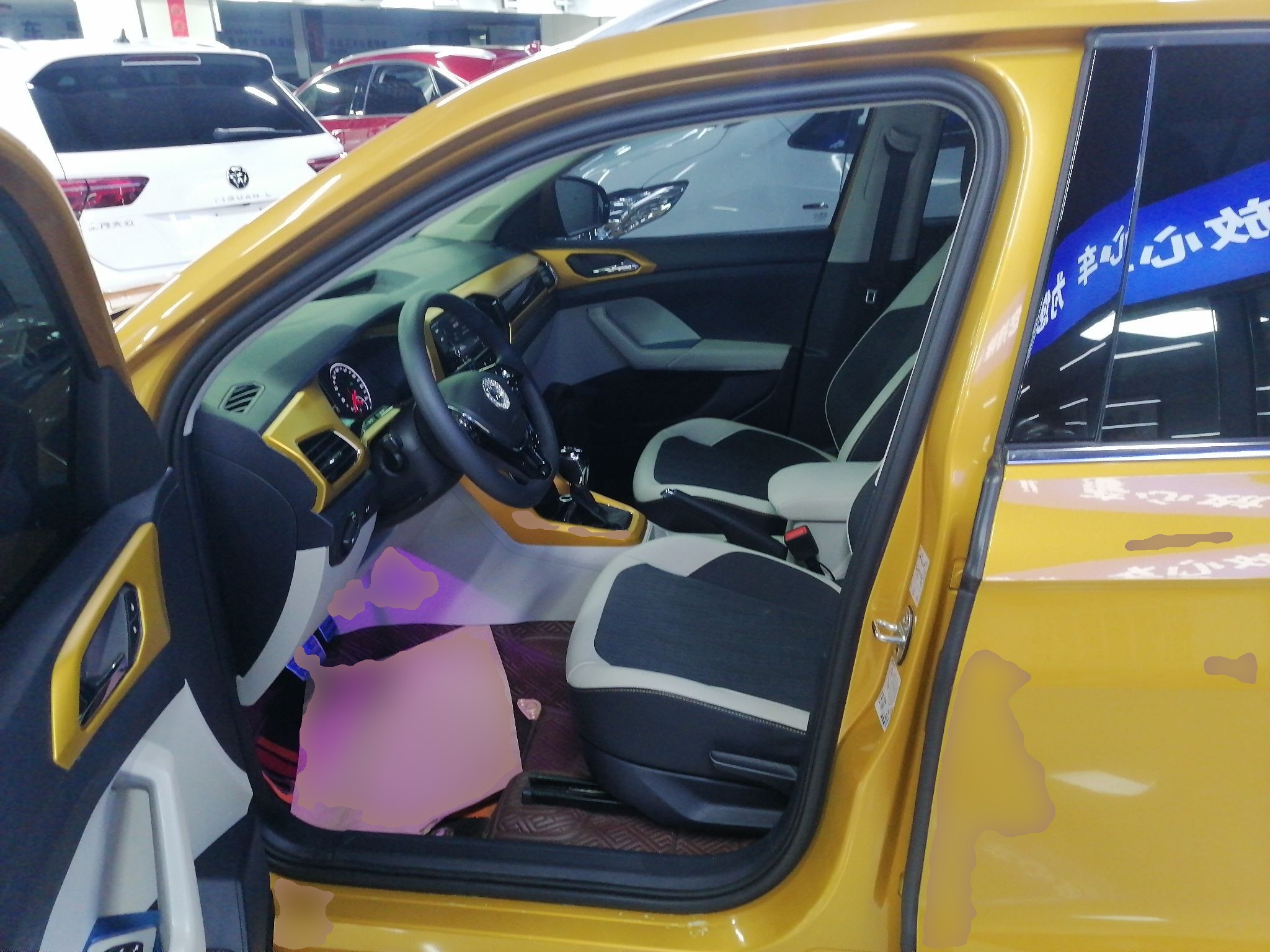 المقاعد الأمامية داخل السيارة