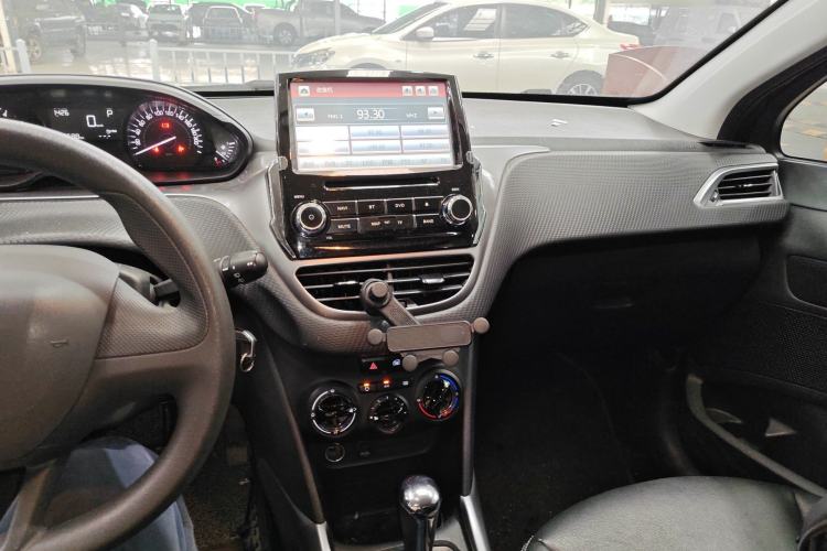 Used Peugeot 2008 2014 1.6L Automatic Trend Edition Center Console