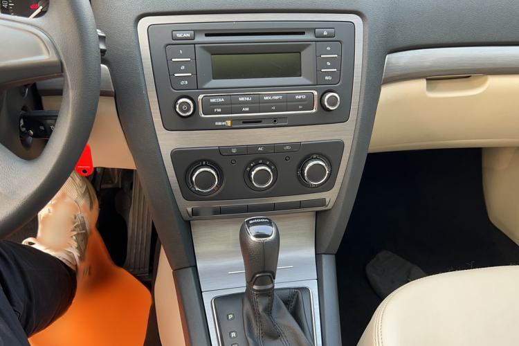 Used Skoda Octavia 2015 Classic Model 1.6L Automatic Yijie Version
