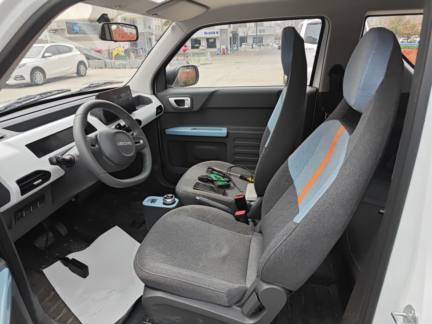 المقاعد الأمامية داخل السيارة