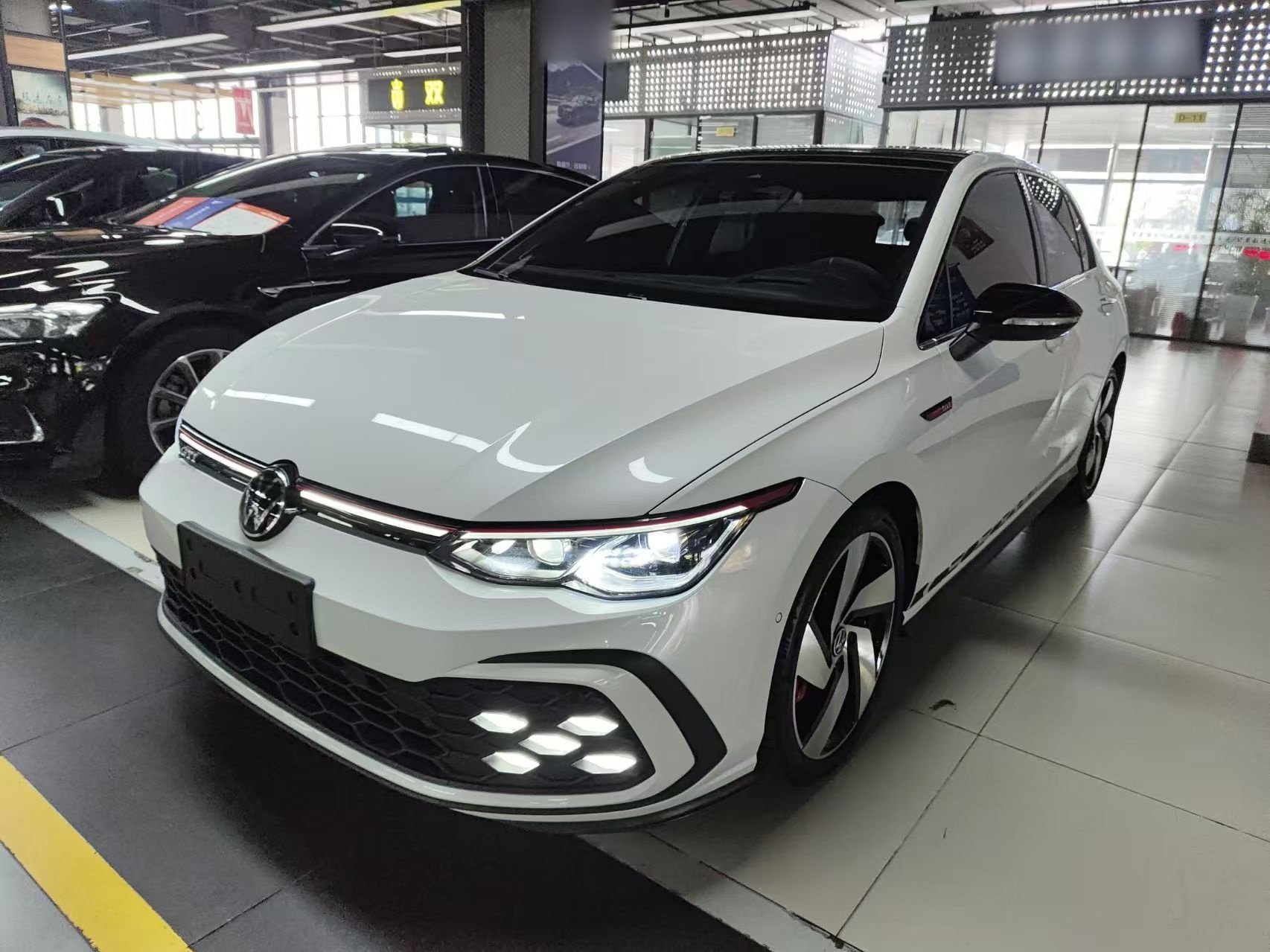 Под передней частью автомобиля