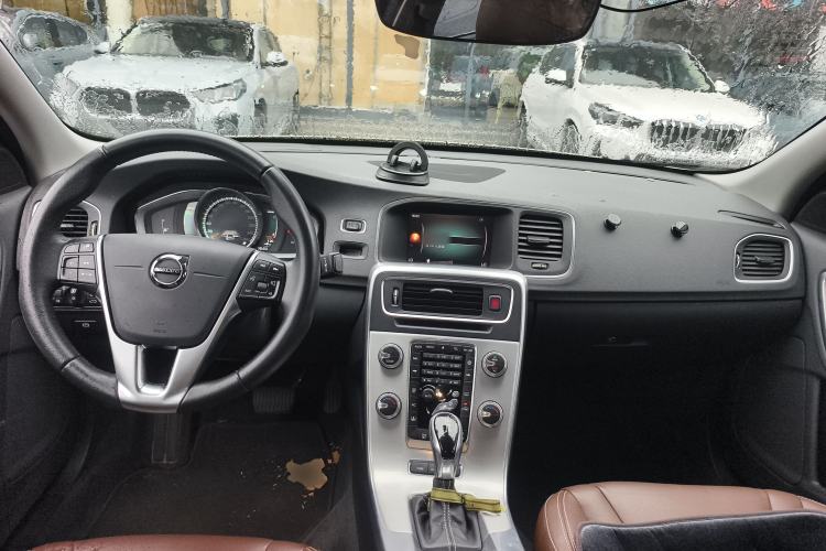 Used Volvo S60 New Energy 2018 S60L E-Drive Hybrid T6 Progressive Edition Center Console