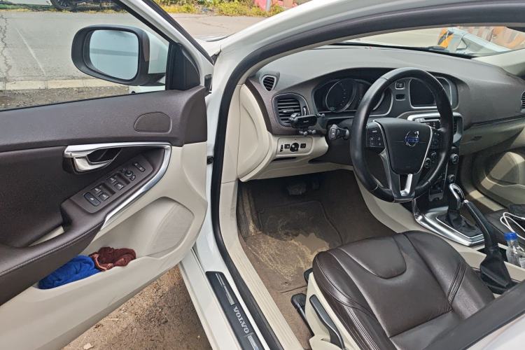 Used Volvo V40 2015 1.6T Zhiyi Edition
