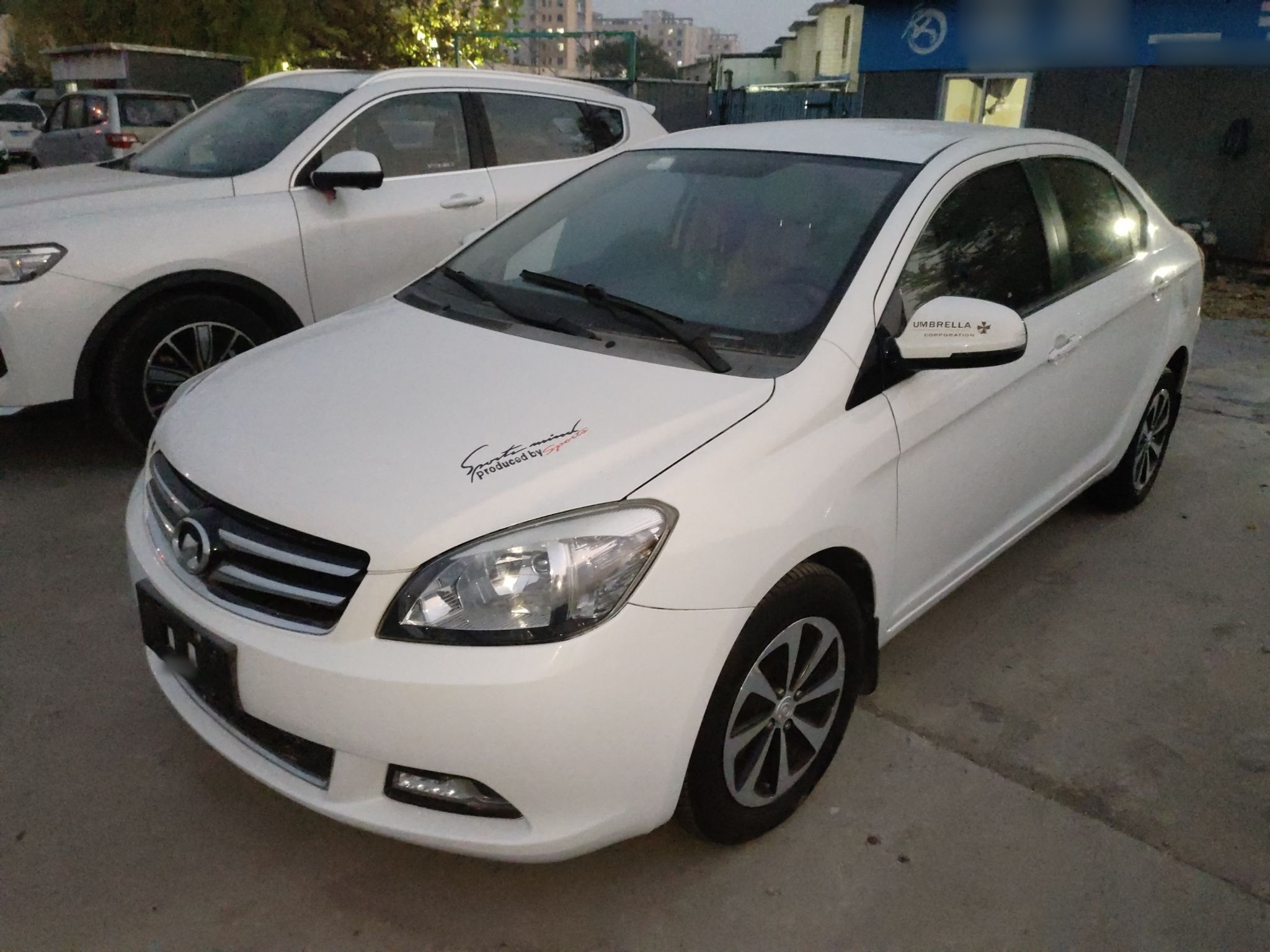 Под передней частью автомобиля