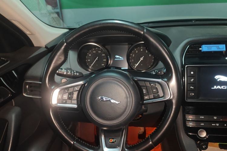 Used Jaguar F-PACE 2018 2.0T Four-Wheel Drive Urban Luxury Edition Steering Wheel