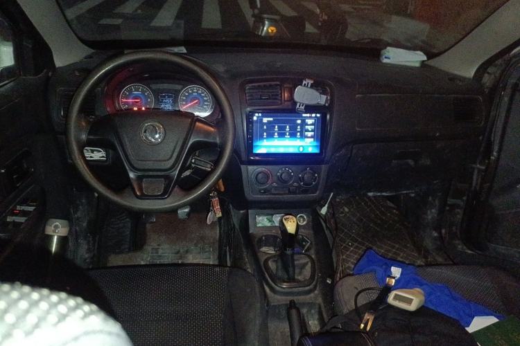 Used Dongfeng Fengon 330 2014 1.5L Manual Utility Version DK15 Center Console