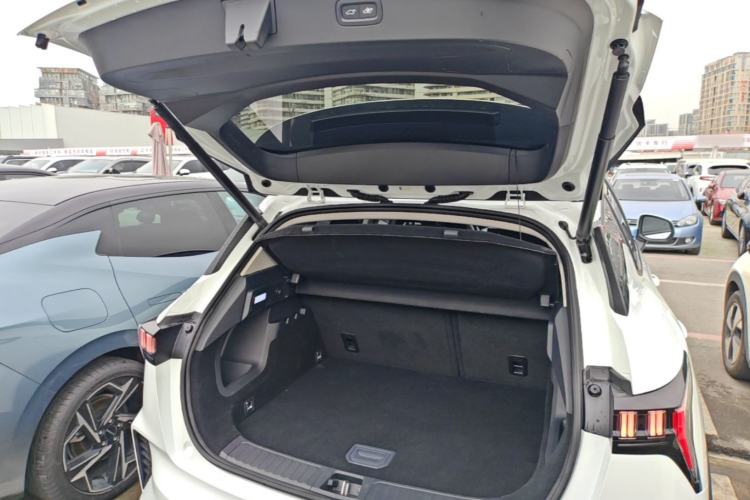 Used Lynk & Co 06 EM-P 2022 PHEV 84 km Range Pro Version
