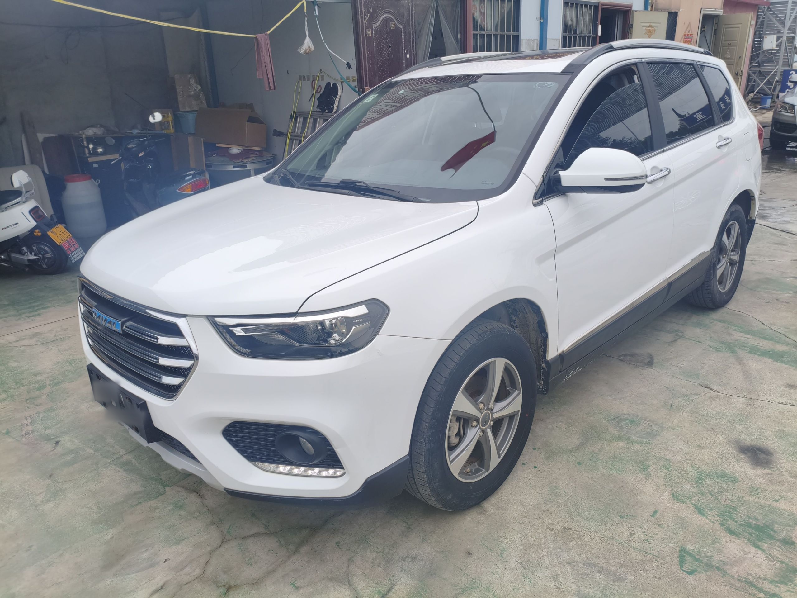 تحت مقدمة السيارة