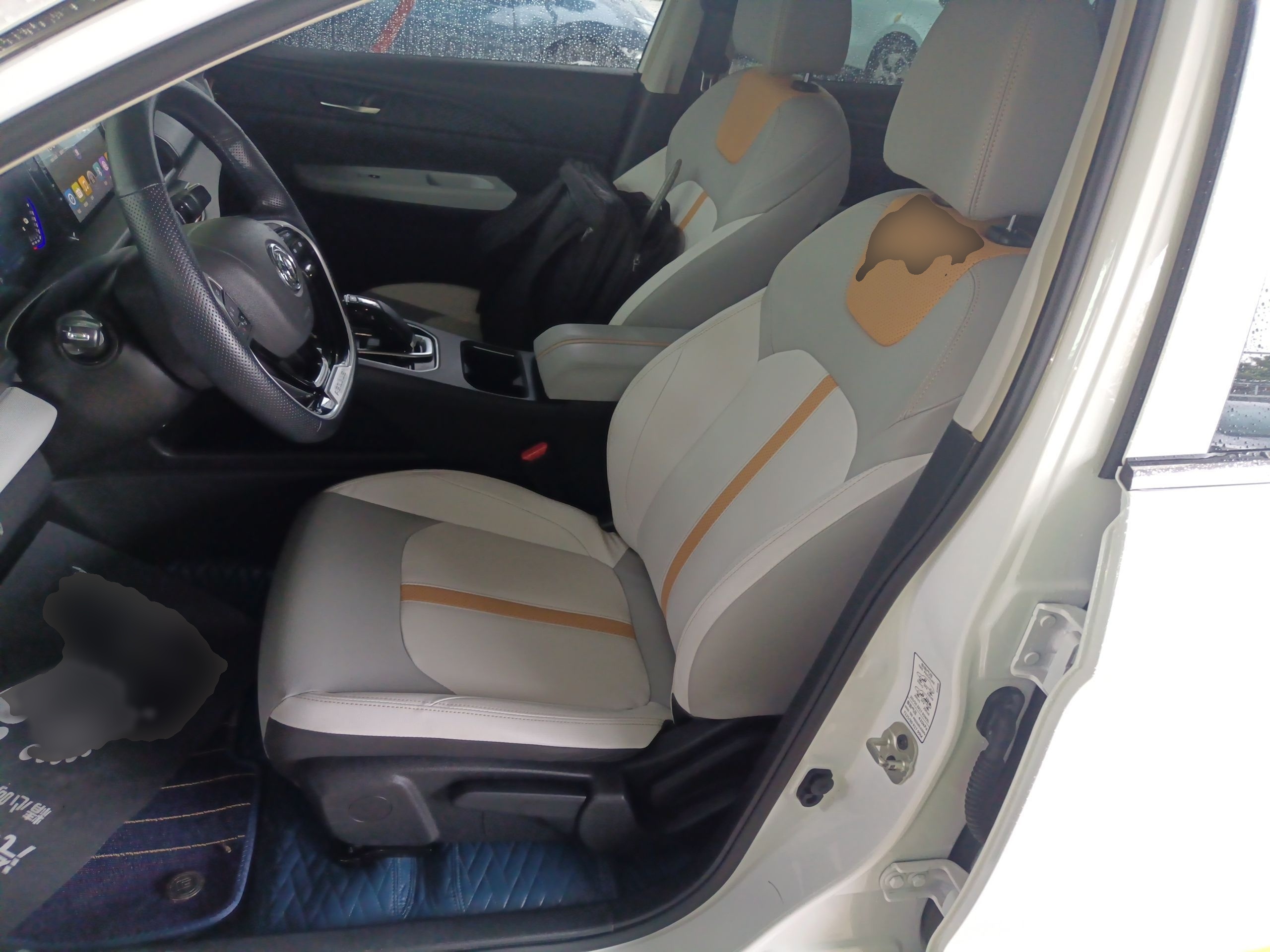 المقاعد الأمامية داخل السيارة