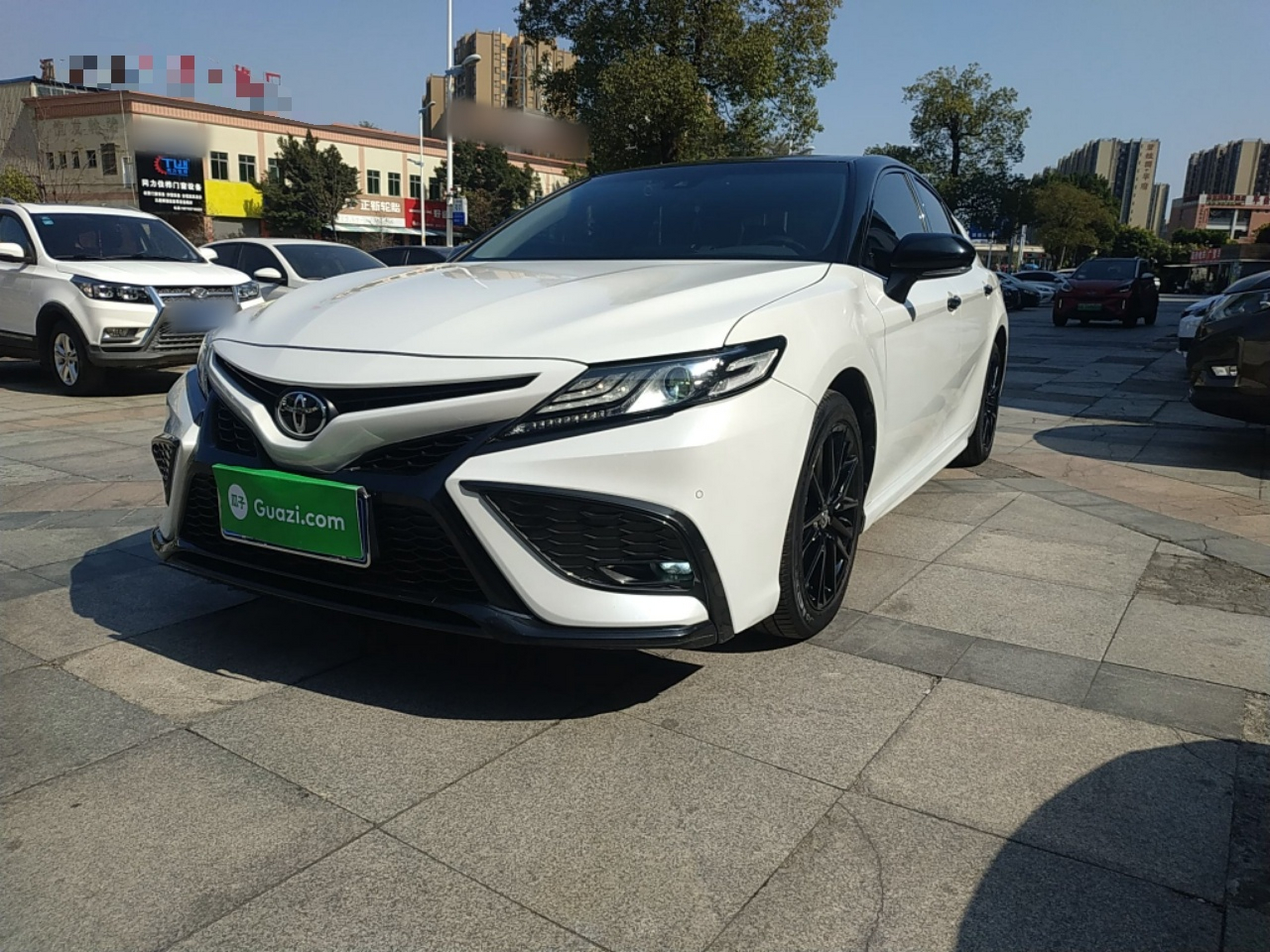 Под передней частью автомобиля