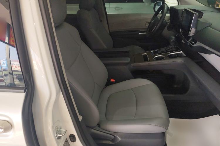 Used Toyota Granvia 2023 2.5L Hybrid Comfort Edition
