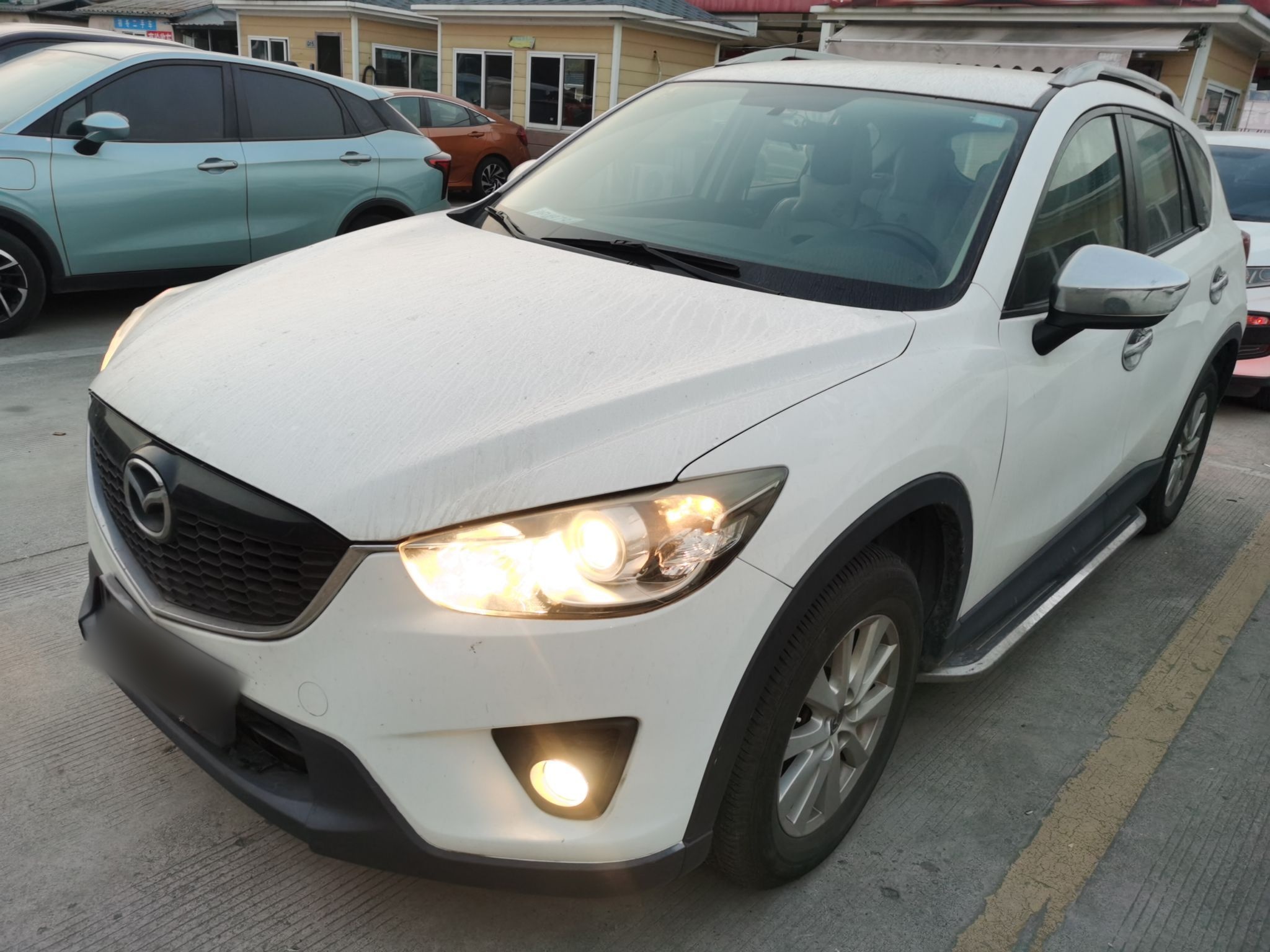 تحت مقدمة السيارة