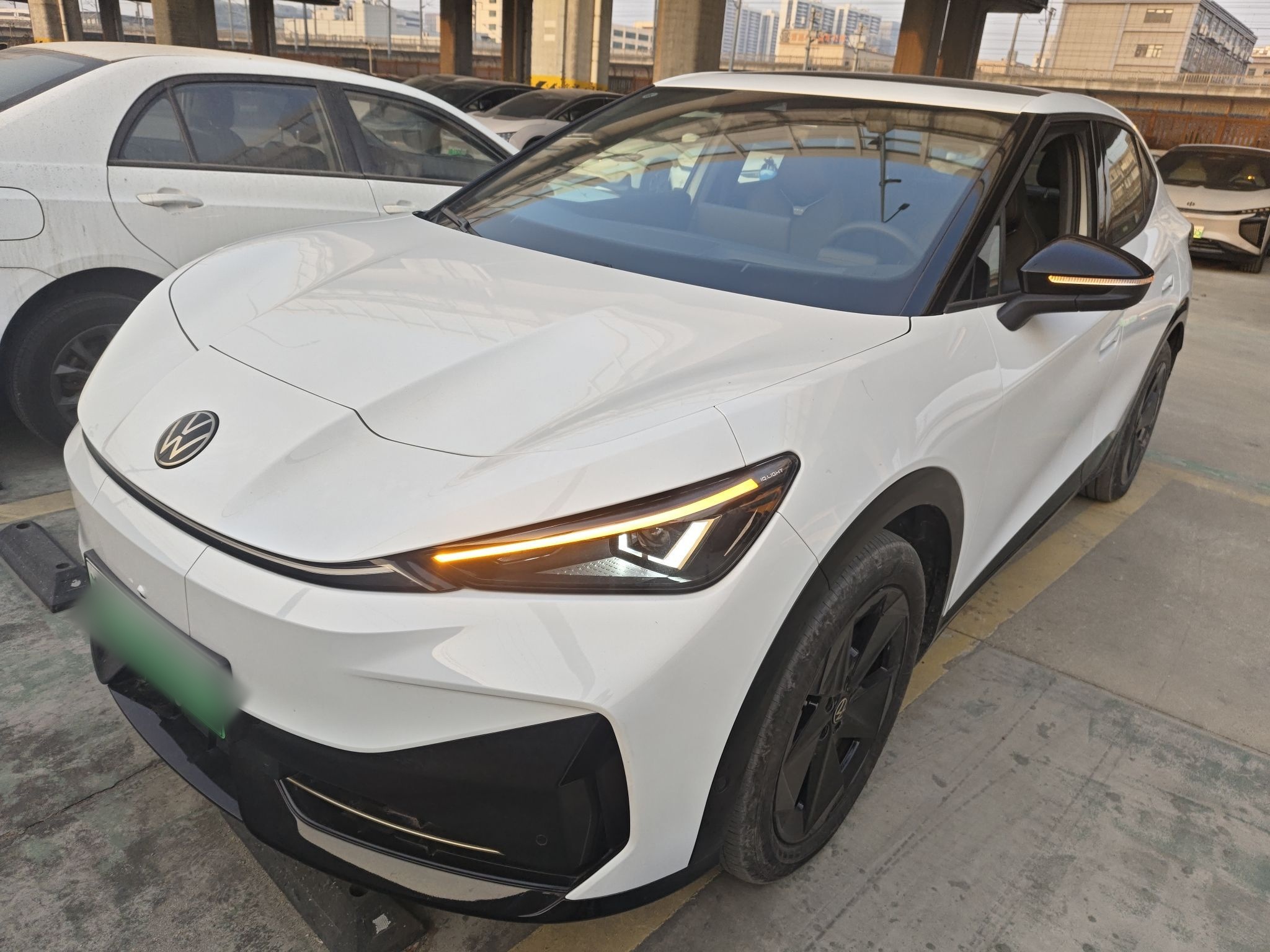 Под передней частью автомобиля