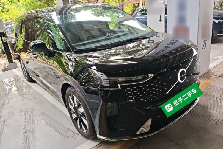 Used Volvo EM90 2025 Ultra Six-Seater Front Right 45 Deg