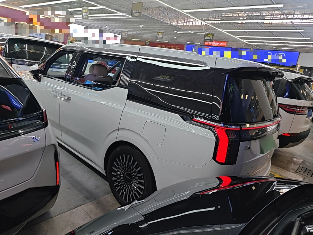 Zeekr 009 2024 7-Seater Walk-Through Version Four-Wheel Drive 108 kWh — снимка 4