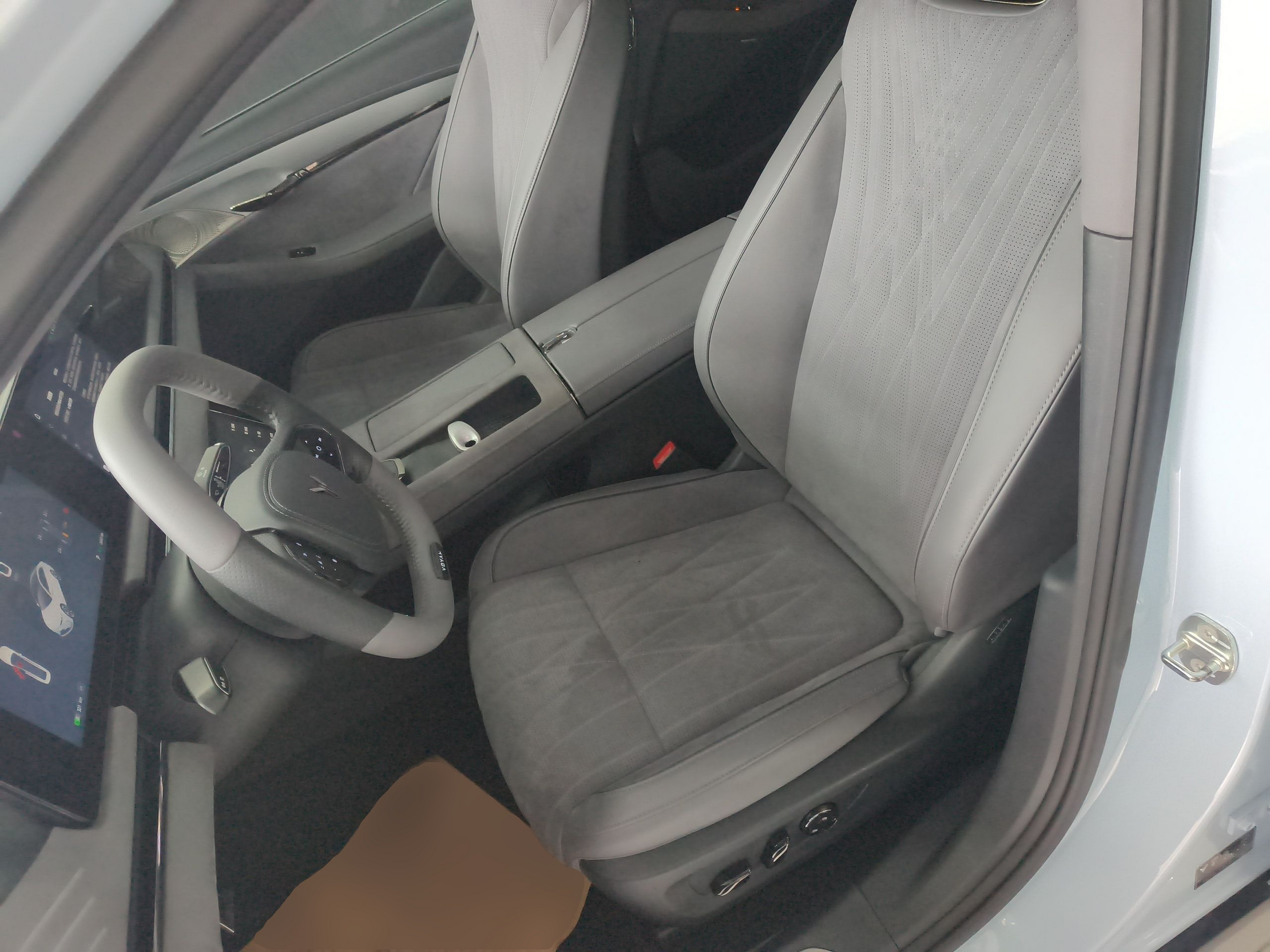 Переднее сиденье в автомобиле