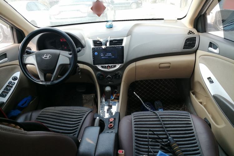 Used Hyundai Verna (older generation) 2010 Sedan 1.4L Automatic Comfort Model GS Center Console