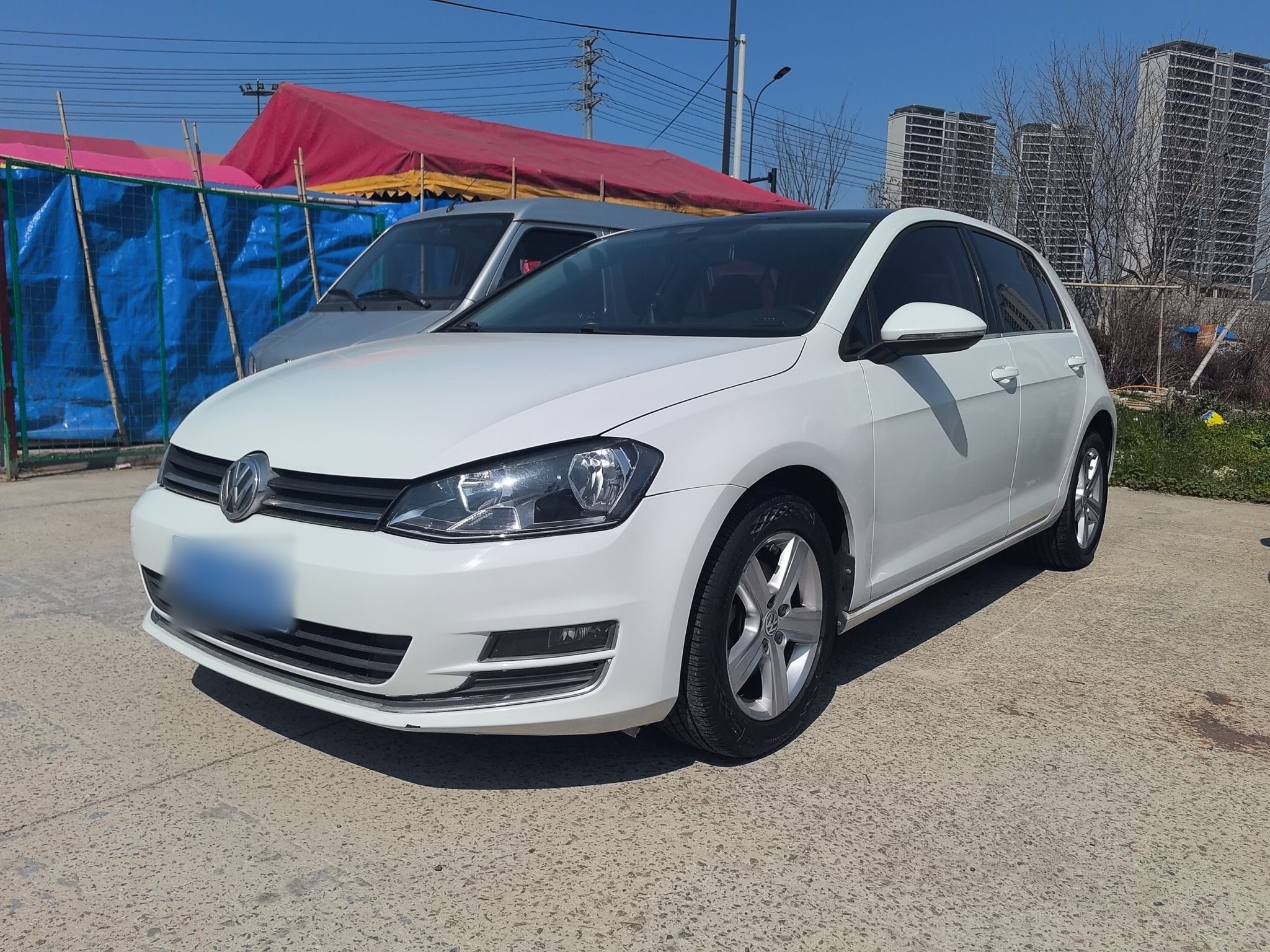 Под передней частью автомобиля