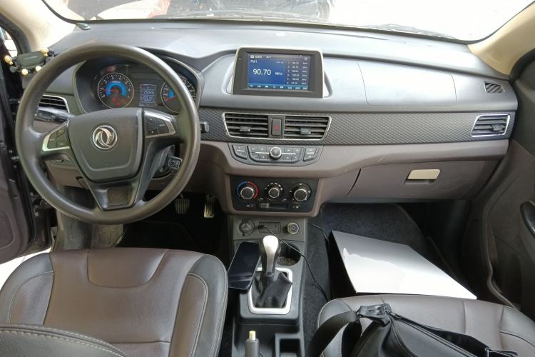 Used Dongfeng Fengon 330 2018 1.5L 330S Comfort Edition DK15 Center Console