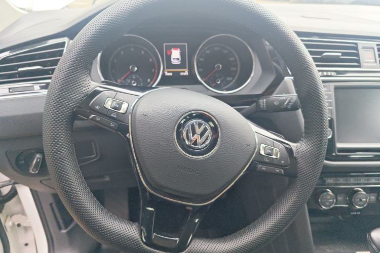 Used Volkswagen Tiguan L 2018 380TSI Automatic All-Wheel Drive Luxury Edition Steering Wheel