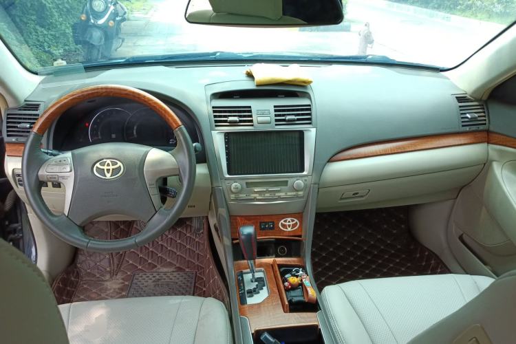 Used Toyota Camry 2011 240G Luxury Anniversary Edition Center Console