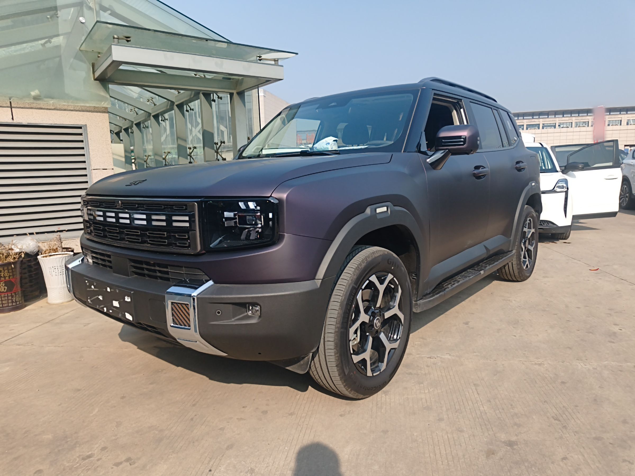 Под передней частью автомобиля