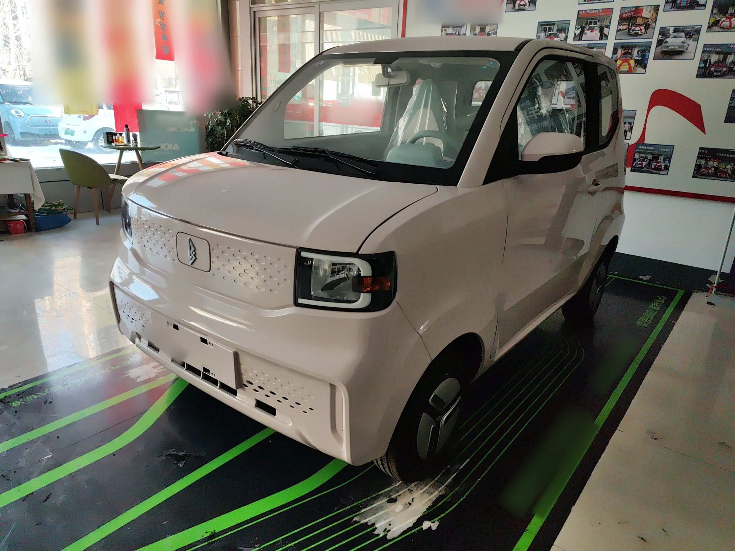 تحت مقدمة السيارة