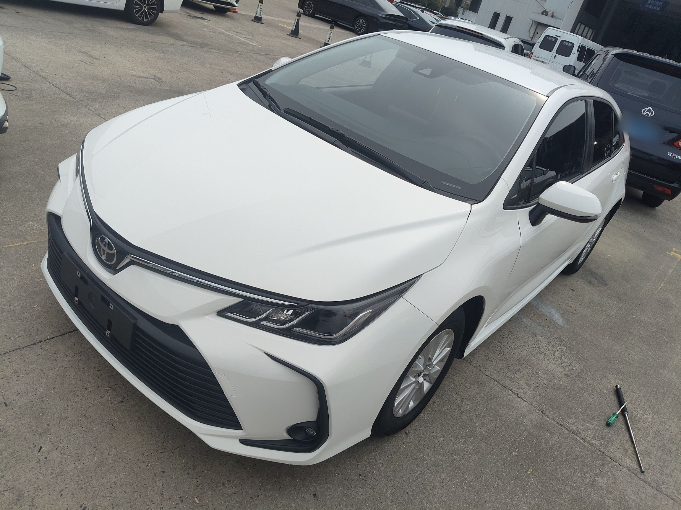 تحت مقدمة السيارة