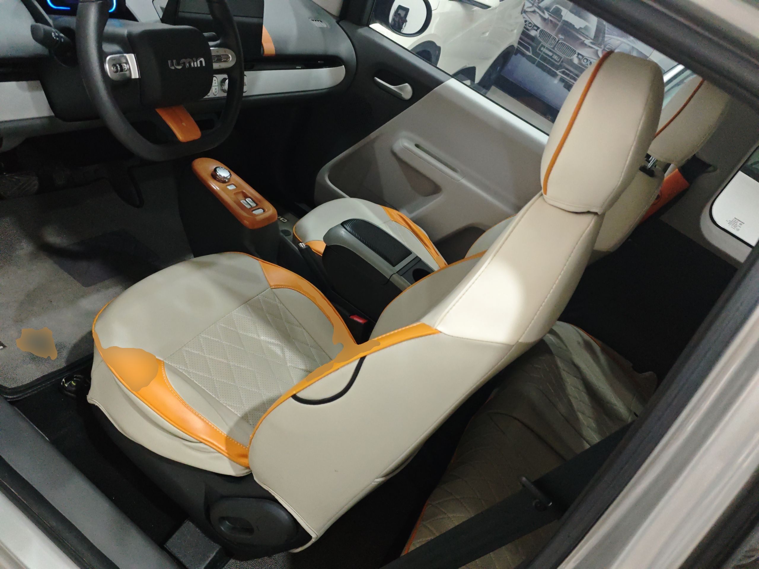 المقاعد الأمامية داخل السيارة