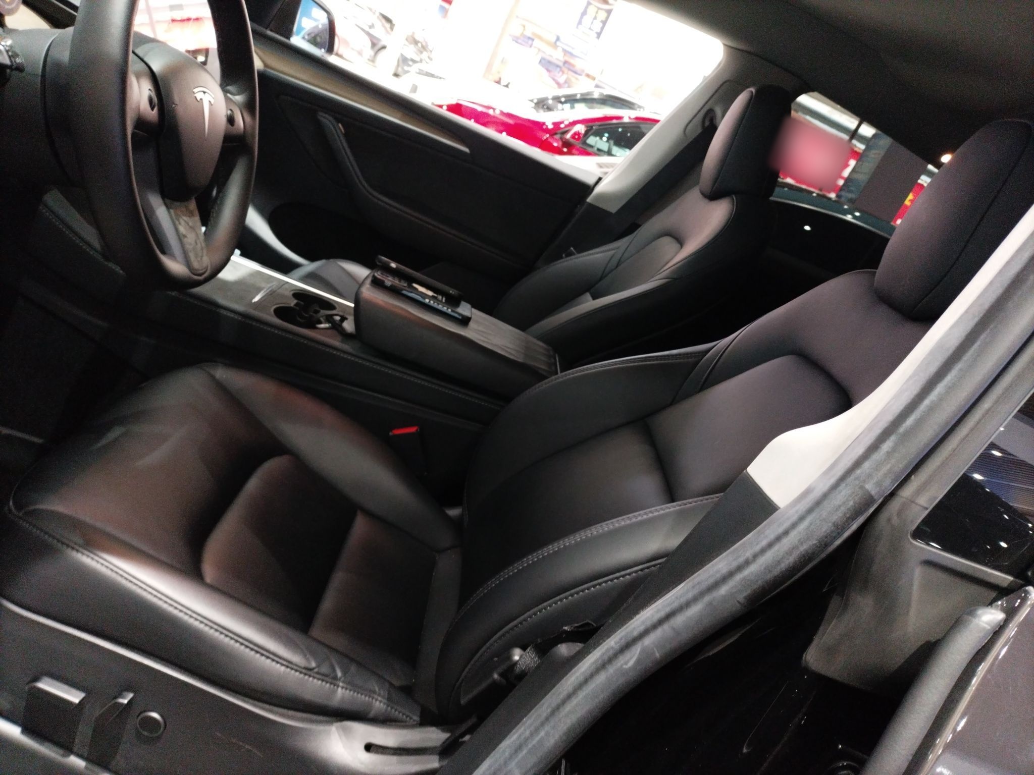 المقاعد الأمامية داخل السيارة