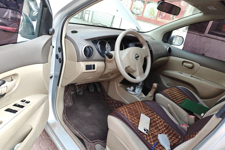 Used Nissan Livina 2010 Jingyue Edition 1.6L Manual All-Around Model
