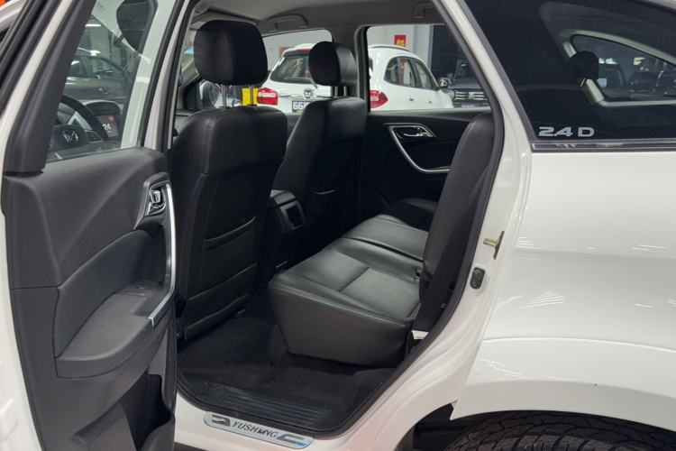 Used JMC Yusheng S350 2013 2.4T Automatic 4x4 Diesel Luxury 5-Seater Interior 1