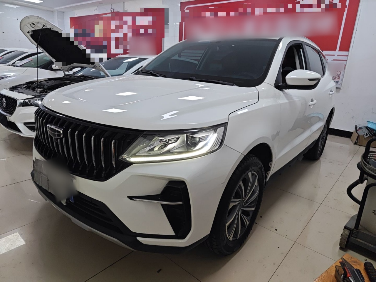 تحت مقدمة السيارة