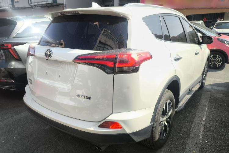 Used Toyota RAV4 2016 2.0L CVT Two-Wheel Drive Fashion Edition China V Standard
