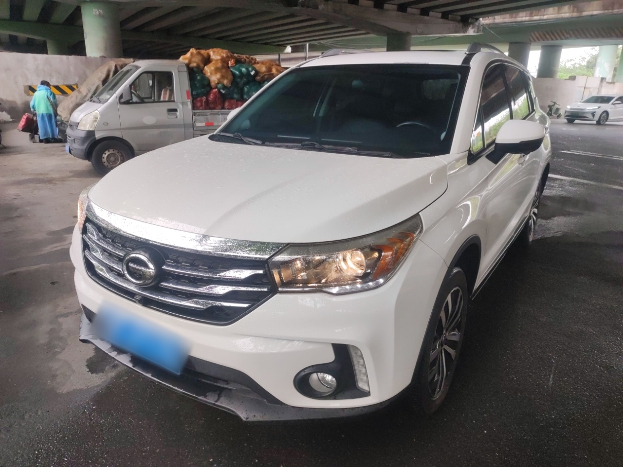 Под передней частью автомобиля