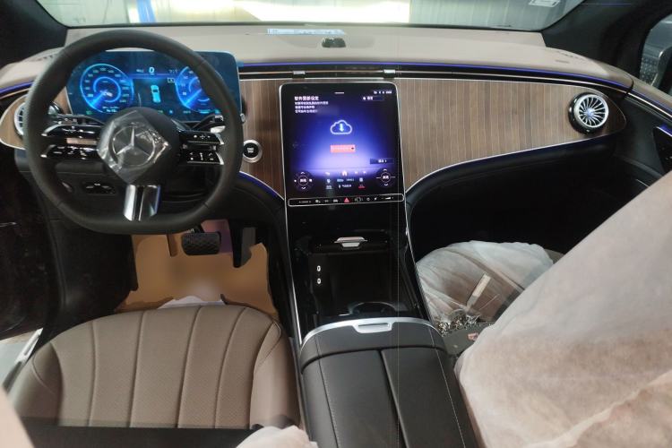Used Mercedes-Benz EQE SUV 2024 500 4MATIC Pioneer Edition Center Console