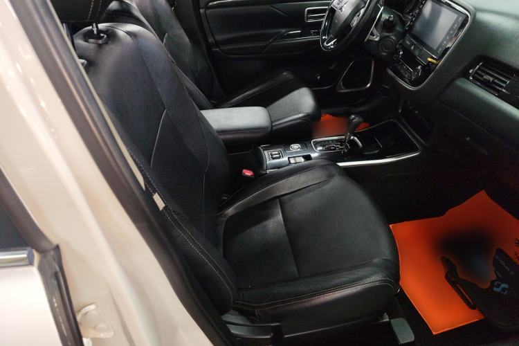 Used Mitsubishi Outlander 2016 2.4L 4x4 Elite Edition 5 Seats Right Front Seat