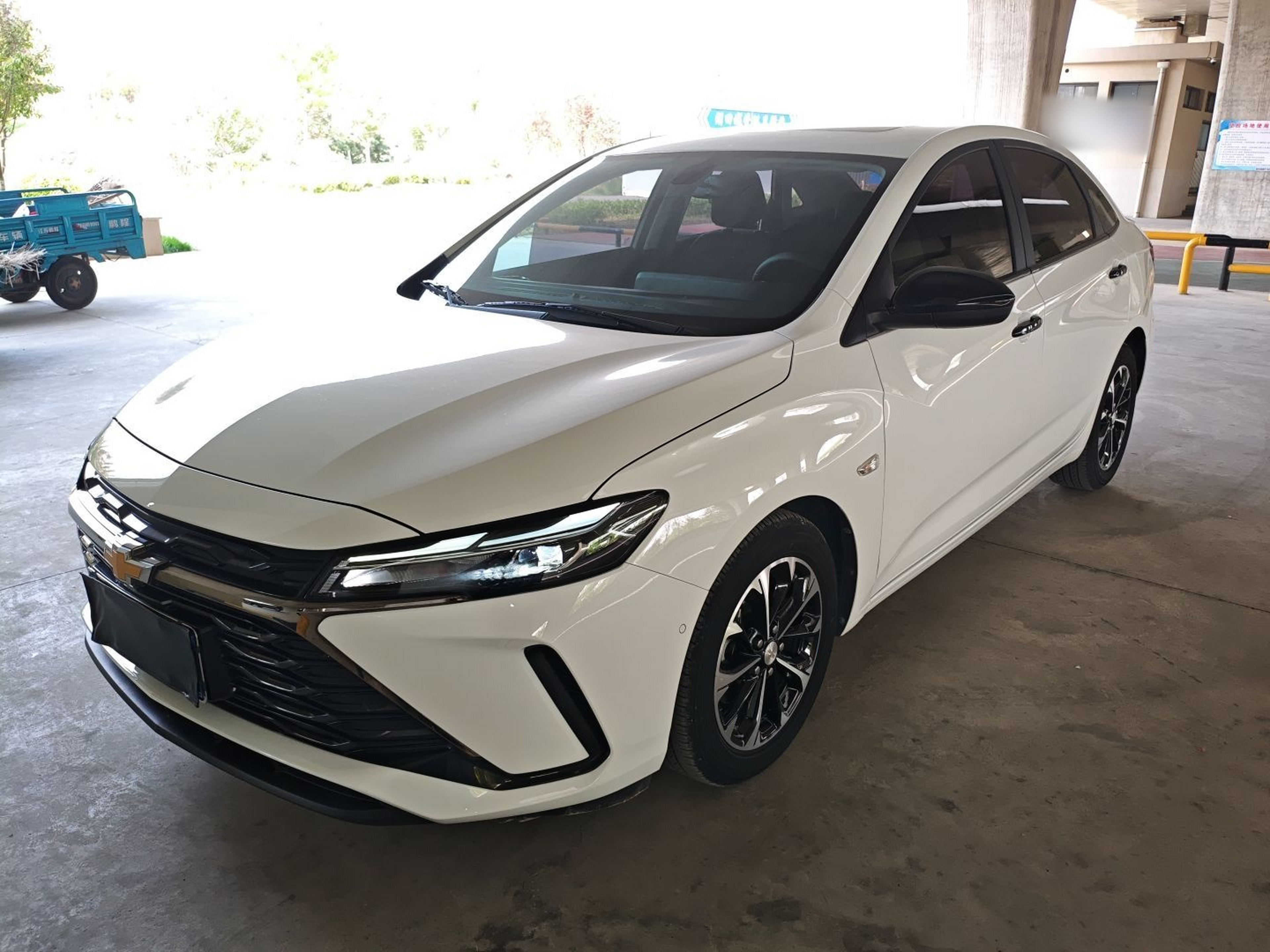 Под передней частью автомобиля