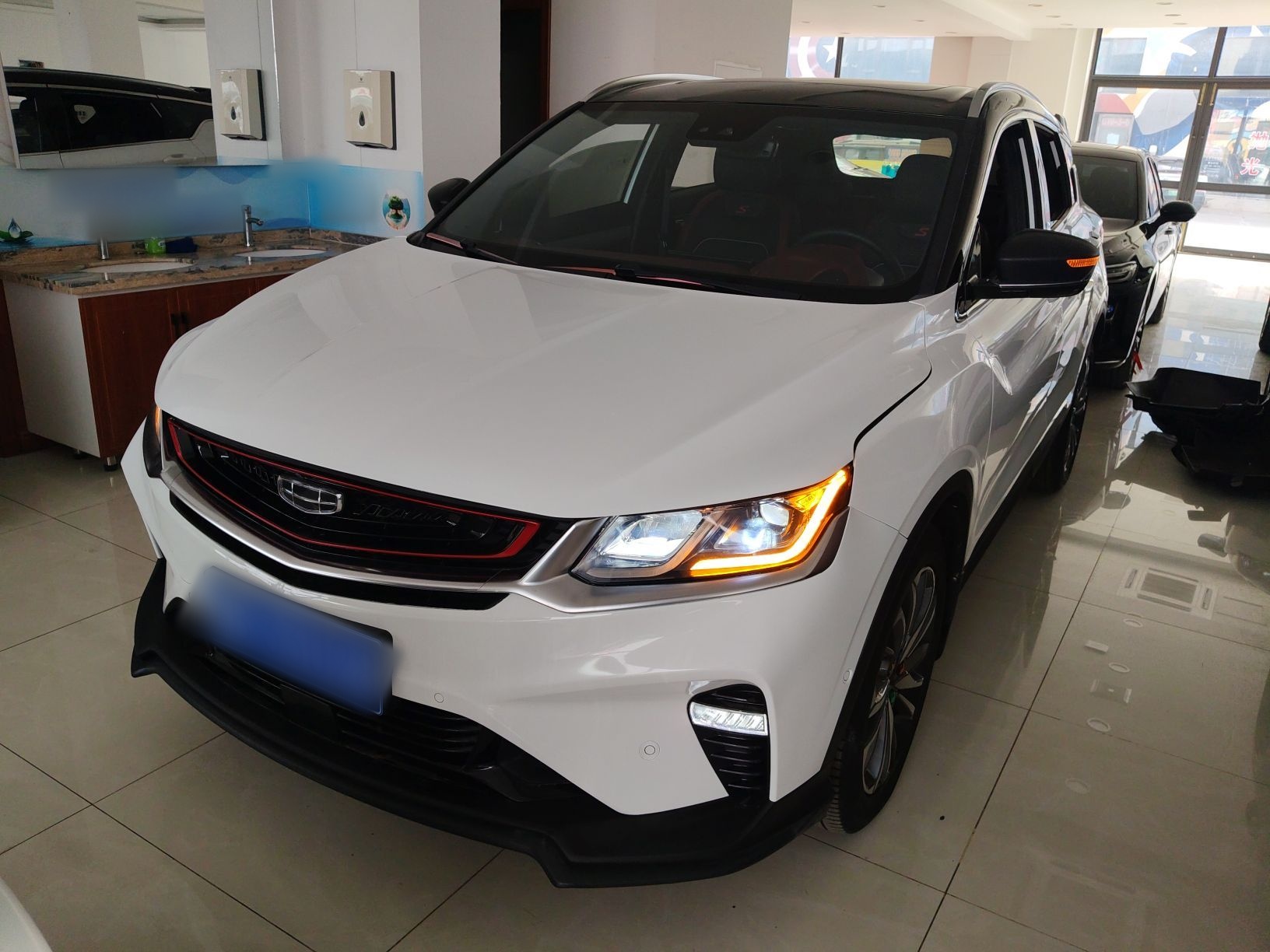 تحت مقدمة السيارة