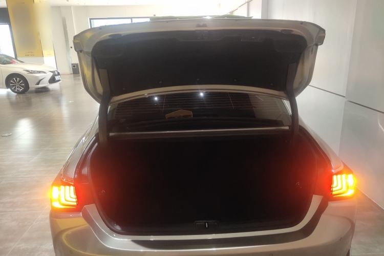 Used Lexus ES 2020 300h Deluxe Edition
