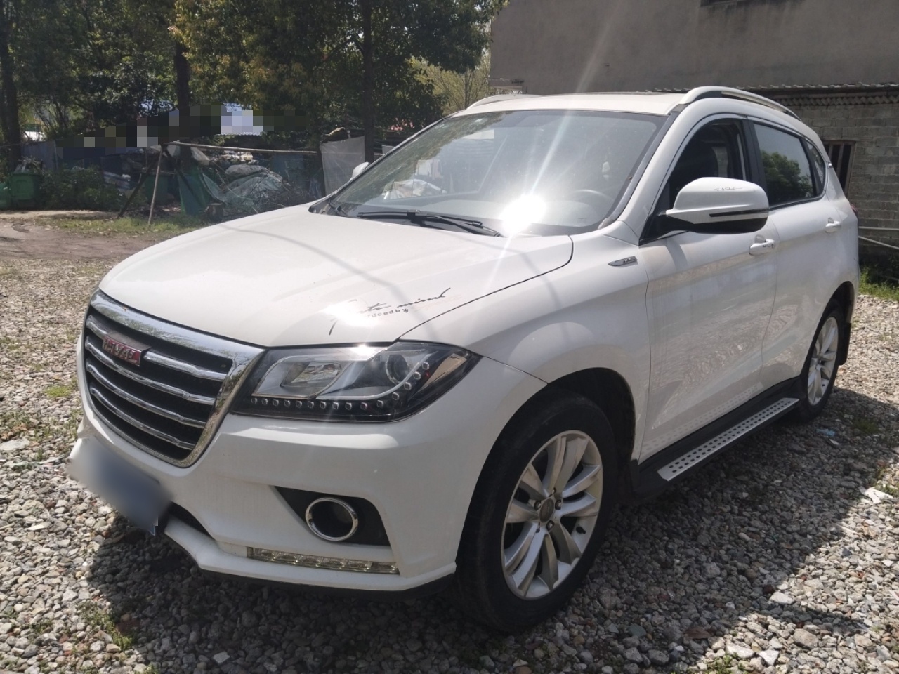 Под передней частью автомобиля