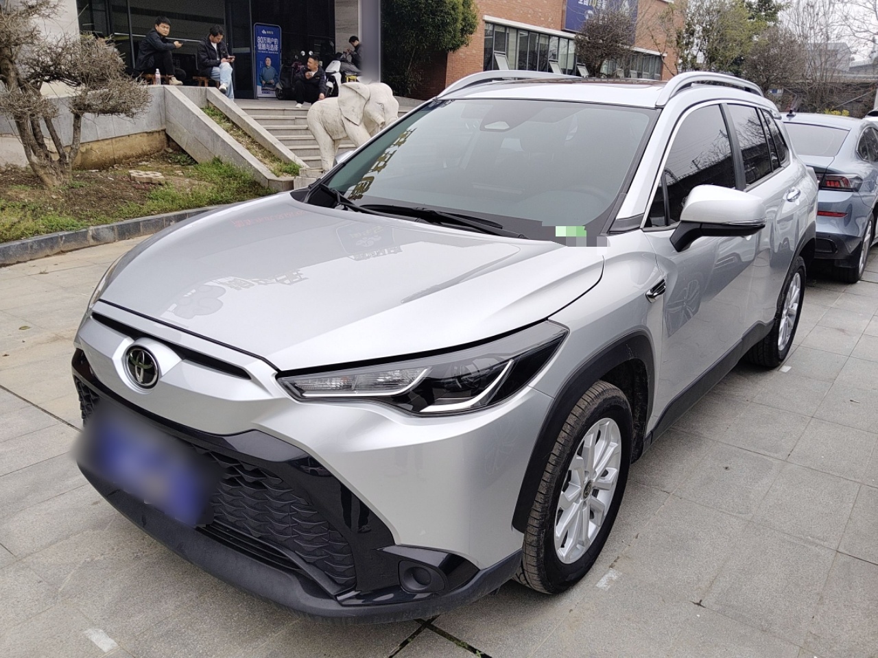 Под передней частью автомобиля