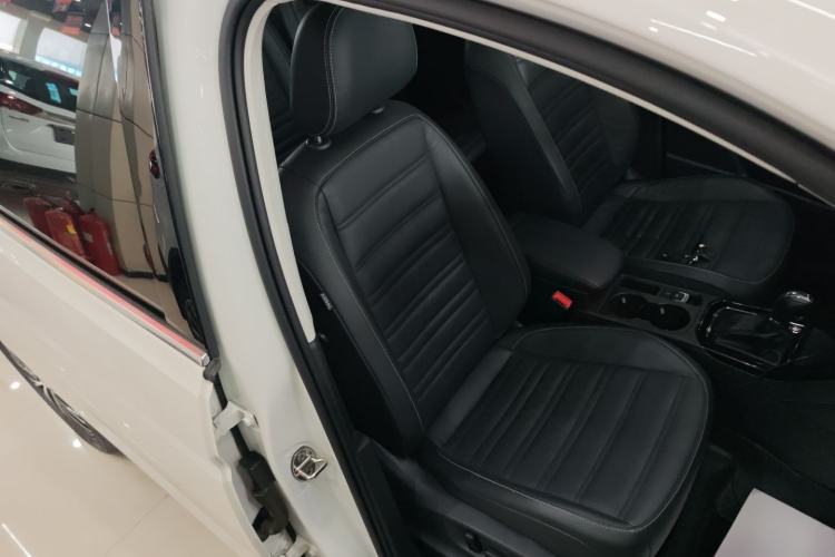 Used Volkswagen Touran 2016 Volkswagen Touran L 280TSI DSG Luxury Edition Right Front Seat