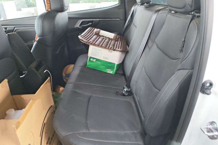 Used Isuzu D-MAX 2023 2.5T Manual 4x4 Diesel Flagship Version Standard Wheelbase Left Rear Seat