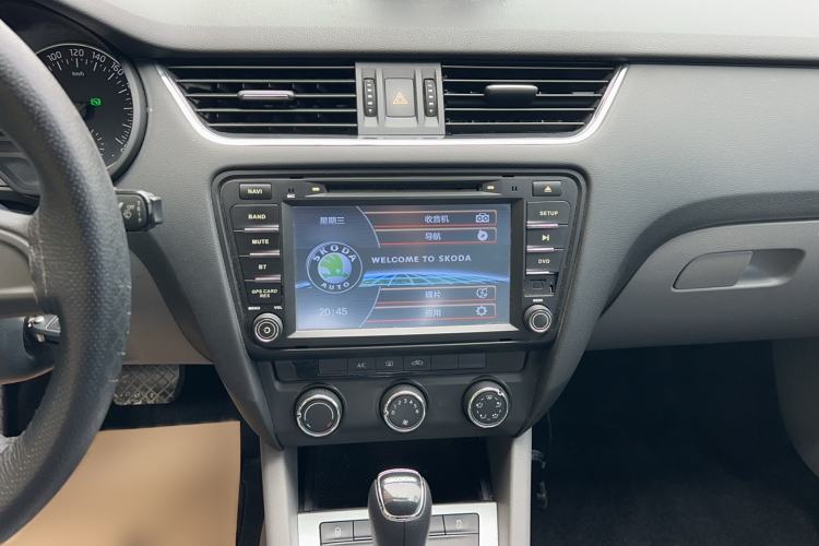 Used Skoda Octavia 2015 1.6L Automatic Yijie Edition Audio And AC Panel